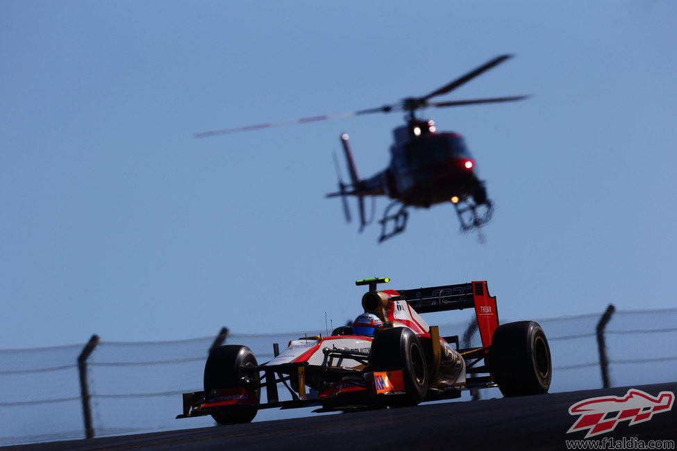 Narain Karthikeyan y el helicóptero del circuito de Austin