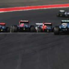 Muchos coches ruedan juntos en el Circuito de las Américas