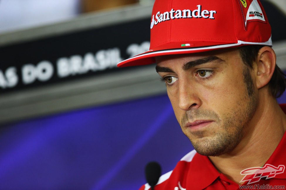 Fernando Alonso en la rueda de prensa de la FIA del jueves en Brasil