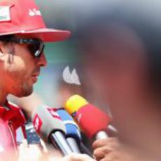 La prensa entrevista a Fernando Alonso en Brasil