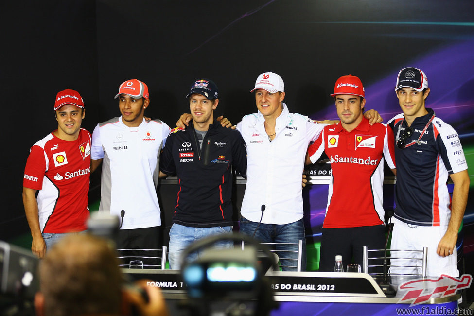 La prensa fotografía a los 6 de la rueda de prensa en Interlagos