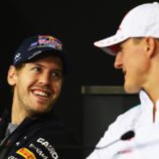 Vettel y Schumacher hablan en la rueda de prensa de la FIA el jueves en Brasil