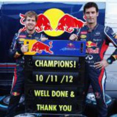 Vettel y Webber con el cartel de Campeones de Red Bull Racing