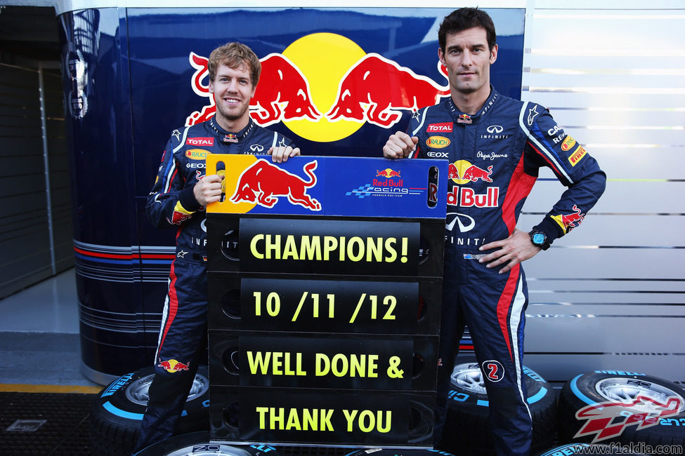 Vettel y Webber con el cartel de Campeones de Red Bull Racing
