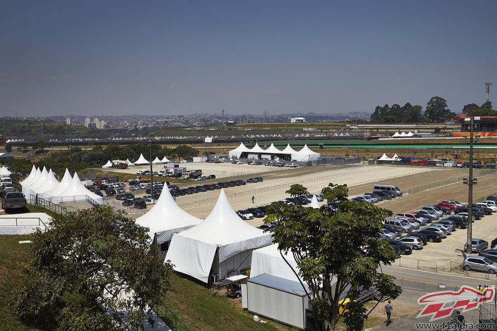 Parking del circuito de Interlagos en Brasil