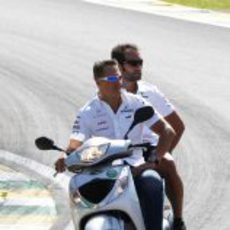 Michael Schumacher da una vuelta en moto al circuito de Interlagos