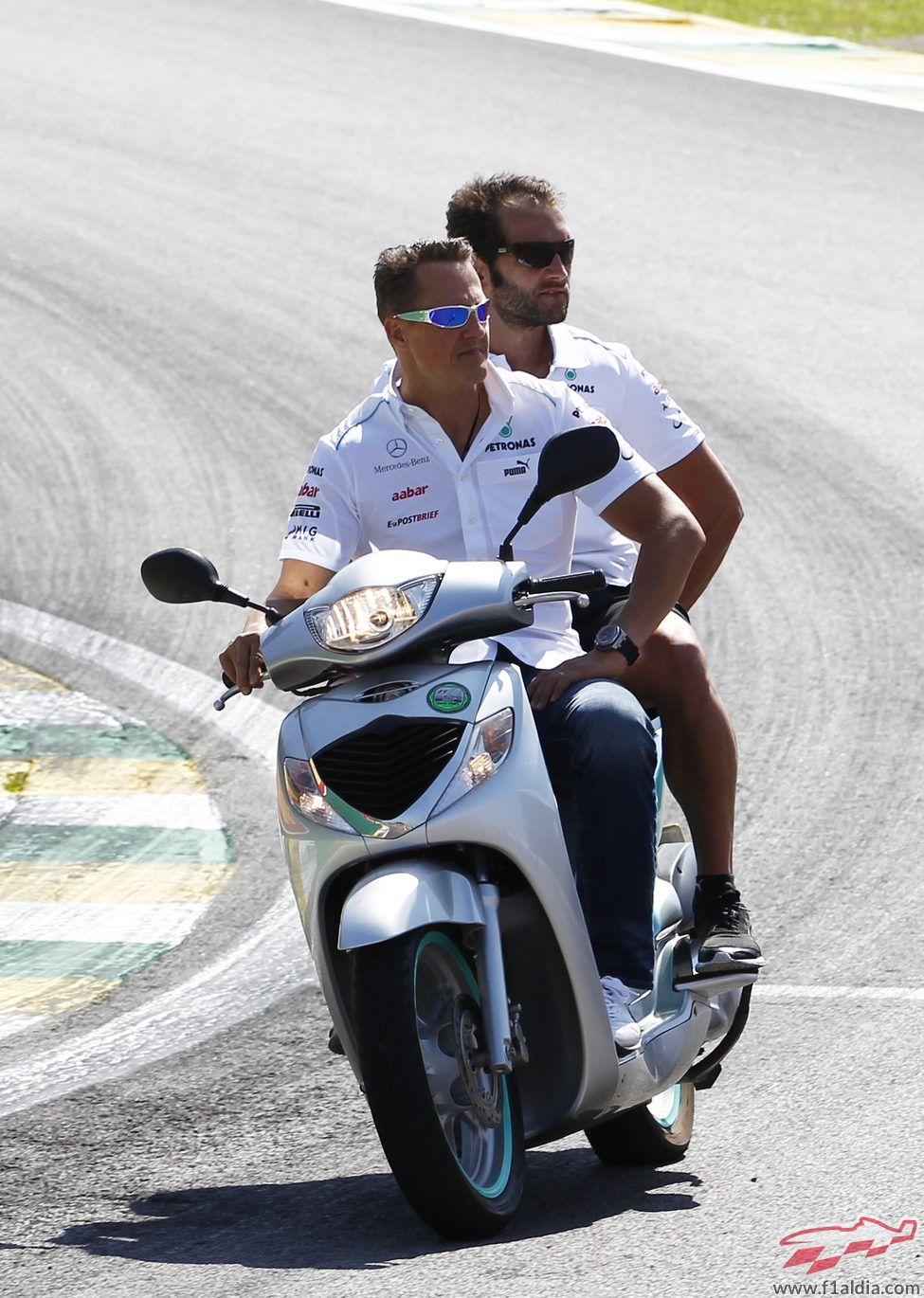 Michael Schumacher da una vuelta en moto al circuito de Interlagos