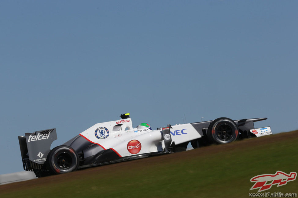 Sergio Pérez rueda en el desnivelado circuito de Austin