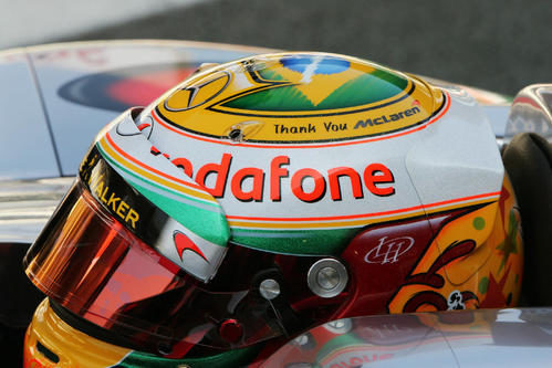 Hamilton se acuerda de McLaren en su casco para el GP de Brasil 2012