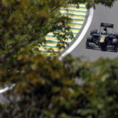 Giedo van der Garde entre los árboles en Brasil 2012