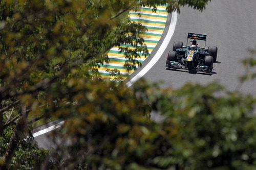 Giedo van der Garde entre los árboles en Brasil 2012