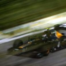 Vitaly Petrov a toda velocidad con su Caterham en Brasil