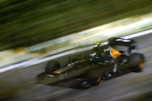 Vitaly Petrov a toda velocidad con su Caterham en Brasil