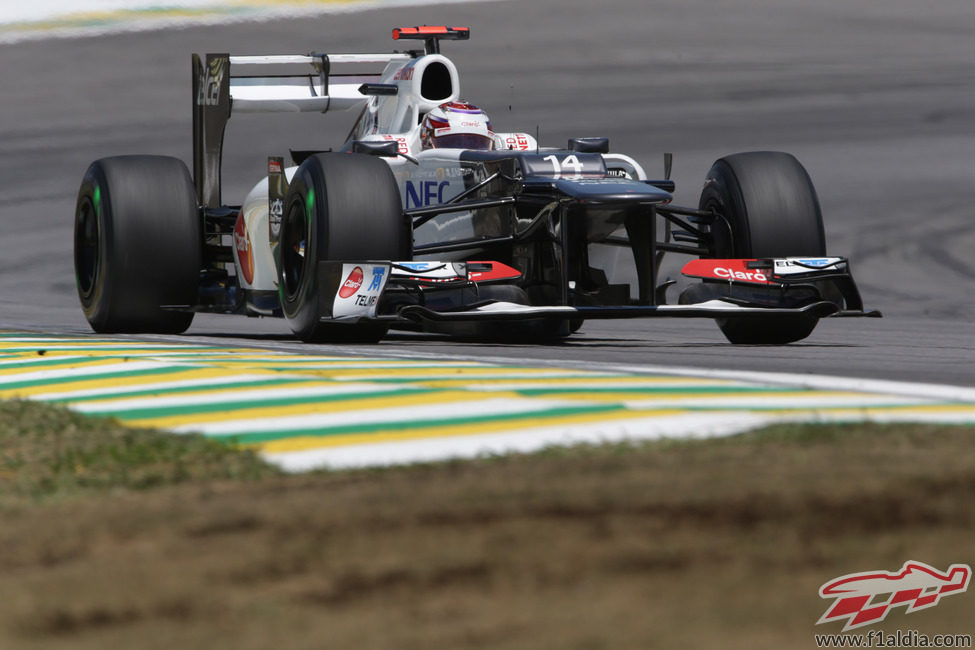 Kamui Kobayashi pilota su Sauber C31 en Brasil