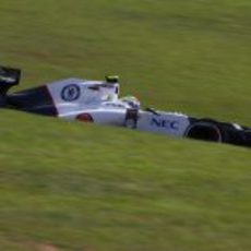 Sergio Pérez rueda entre las verdes escapatorias de Interlagos