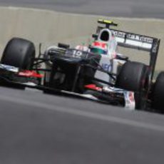 Sergio Pérez en la calle de boxes del circuito de Interlagos