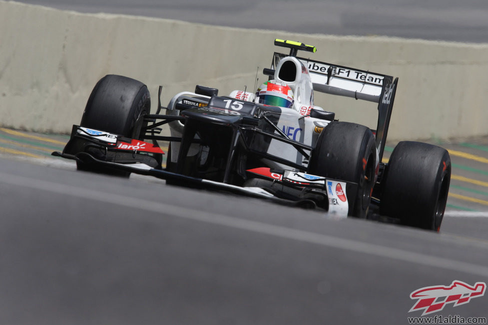 Sergio Pérez en la calle de boxes del circuito de Interlagos