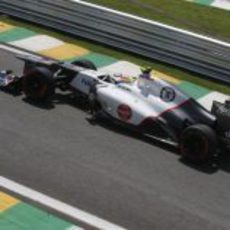 Sergio Pérez con su Sauber en los libres de Interlagos 2012