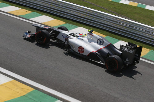 Sergio Pérez con su Sauber en los libres de Interlagos 2012