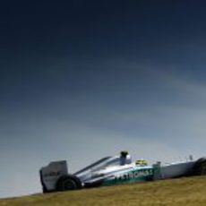 Nico Rosberg pilota bajo el soleado cielo de Sao Paulo