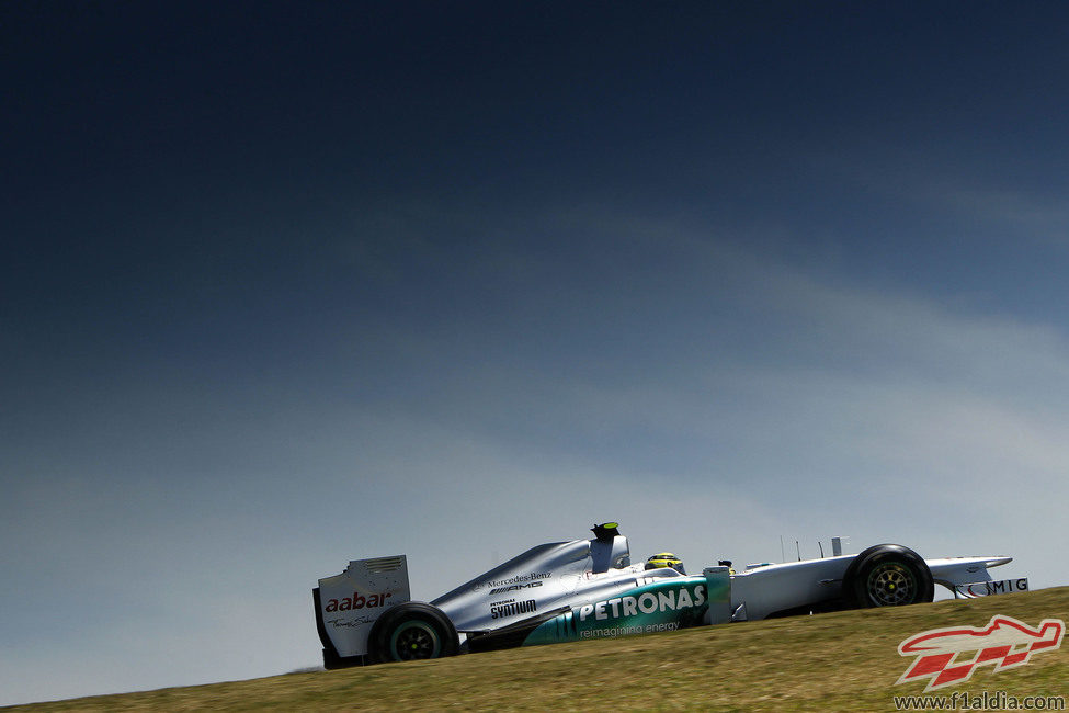 Nico Rosberg pilota bajo el soleado cielo de Sao Paulo