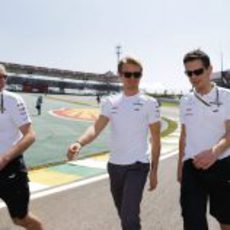 Nico Rosberg pasea junto a su equipo en el circuito de Interlagos