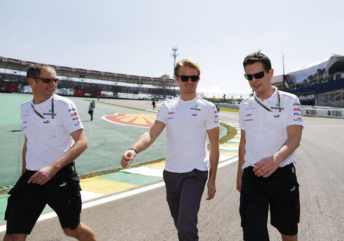 Nico Rosberg pasea junto a su equipo en el circuito de Interlagos
