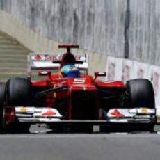 Fernando Alonso completa la primera jornada en Interlagos