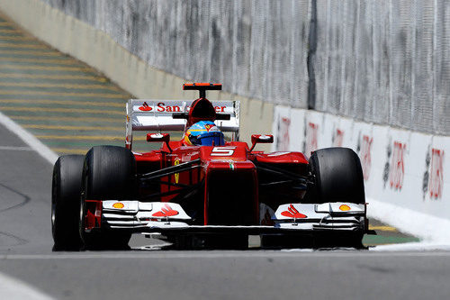 Fernando Alonso completa la primera jornada en Interlagos