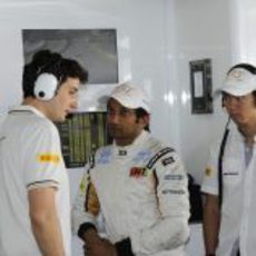 Narain Karthikeyan y Ma Qing Hua en el garaje de HRT