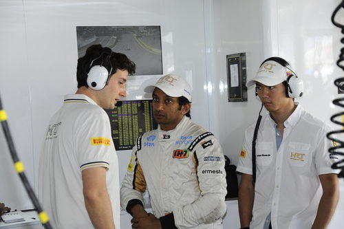Narain Karthikeyan y Ma Qing Hua en el garaje de HRT