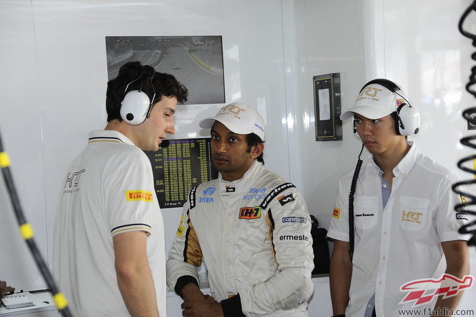 Narain Karthikeyan y Ma Qing Hua en el garaje de HRT