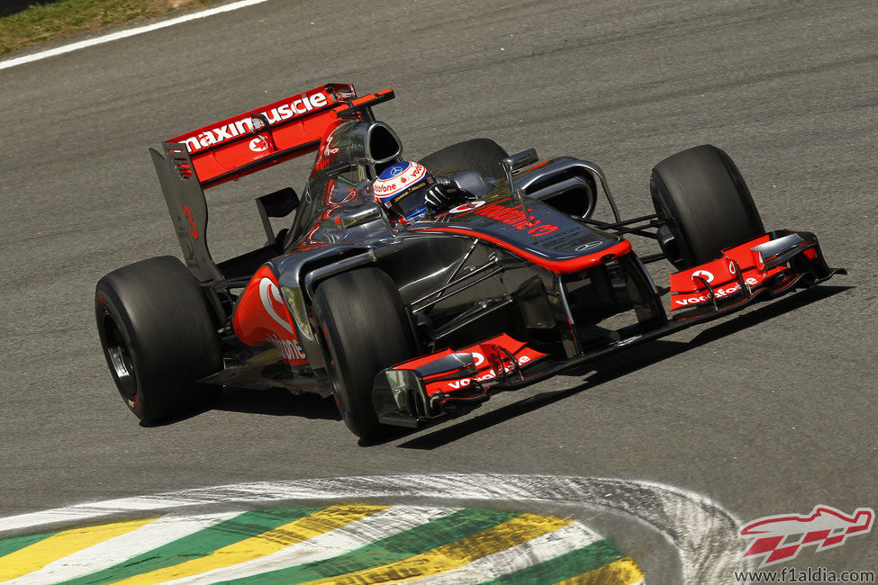 Jenson Button rueda en el circuito de Interlagos
