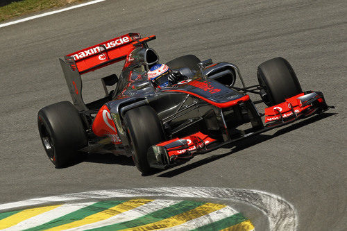 Jenson Button rueda en el circuito de Interlagos