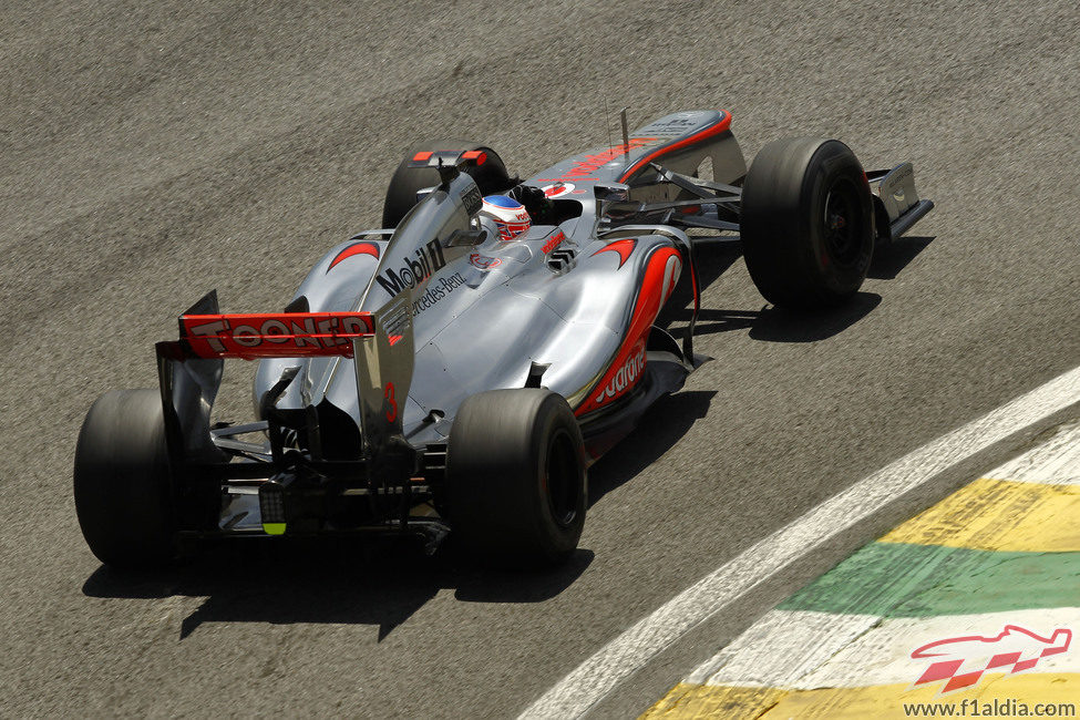 Jenson Button rueda en los Libres 1 del GP de Brasil 2012