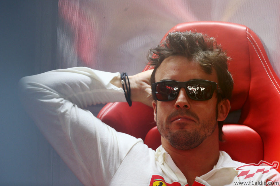 Fernando Alonso sentado en la jornada del sábado en Interlagos