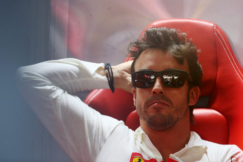 Fernando Alonso sentado en la jornada del sábado en Interlagos