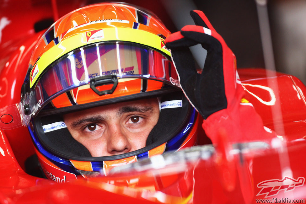 Massa sentado en su monoplaza antes de los libres 3 del GP de Brasil 2012