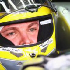 Nico Rosberg concentrado antes de los libres 3 de Interlagos