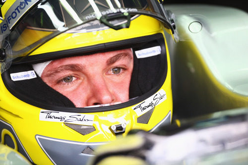 Nico Rosberg concentrado antes de los libres 3 de Interlagos