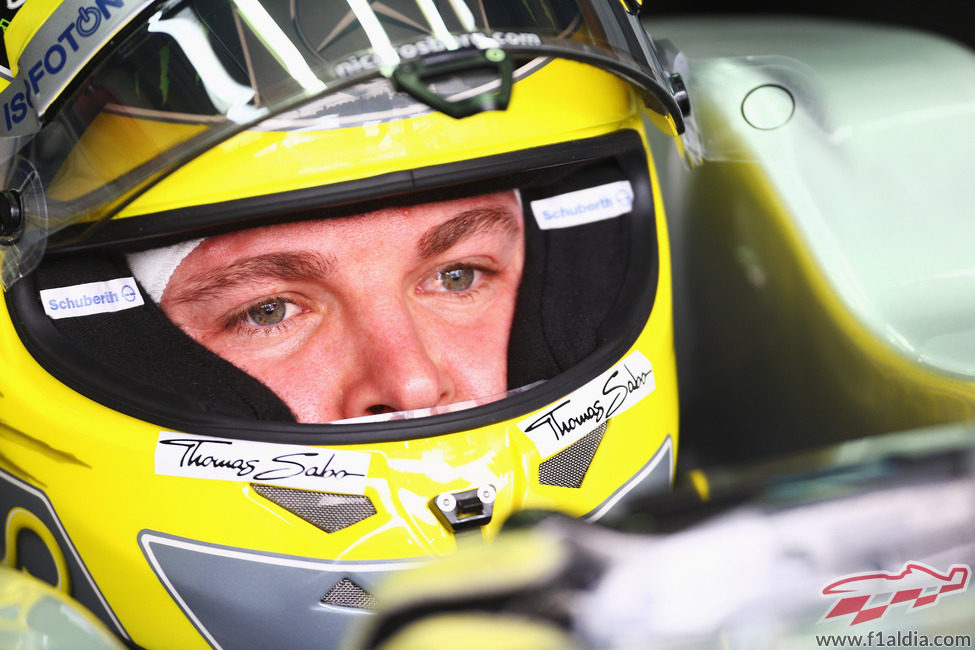 Nico Rosberg concentrado antes de los libres 3 de Interlagos