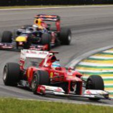 Vettel persigue a Alonso en los libres 3 de Brasil 2012