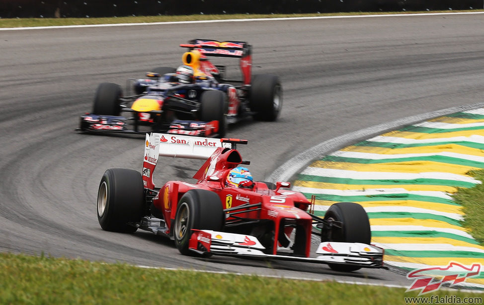 Vettel persigue a Alonso en los libres 3 de Brasil 2012