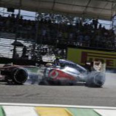 Lewis Hamilton se pasa de frenada en la clasificación de Interlagos