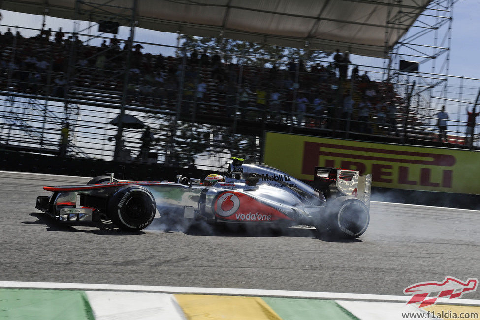 Lewis Hamilton se pasa de frenada en la clasificación de Interlagos