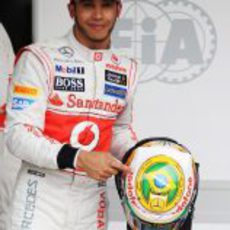 Lewis Hamilton señala su casco tras lograr la 'pole' en Brasil 2012