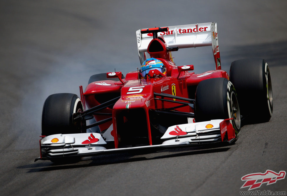 Alonso se pasa de frenada en la clasificación de Brasil 2012