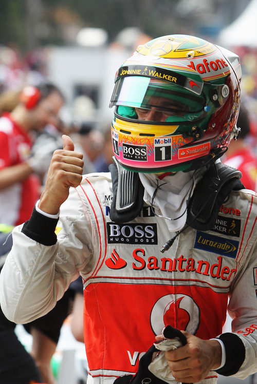 Lewis Hamilton contento tras su 'pole' en Brasil 2012
