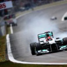 Michael Schumacher se pasa de frenada en la clasificación de Interlagos