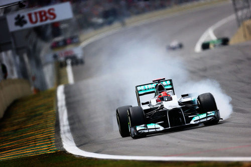 Michael Schumacher se pasa de frenada en la clasificación de Interlagos